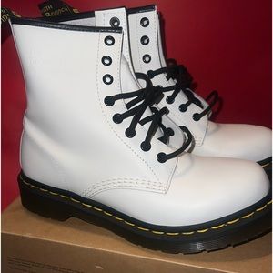 1460 Women Smooth Leather Lace Up Dr. Martens Boot